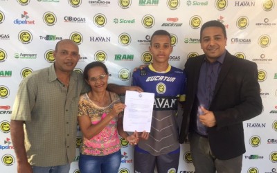 Joia da base do FC Cascavel tem contrato renovado até 2020